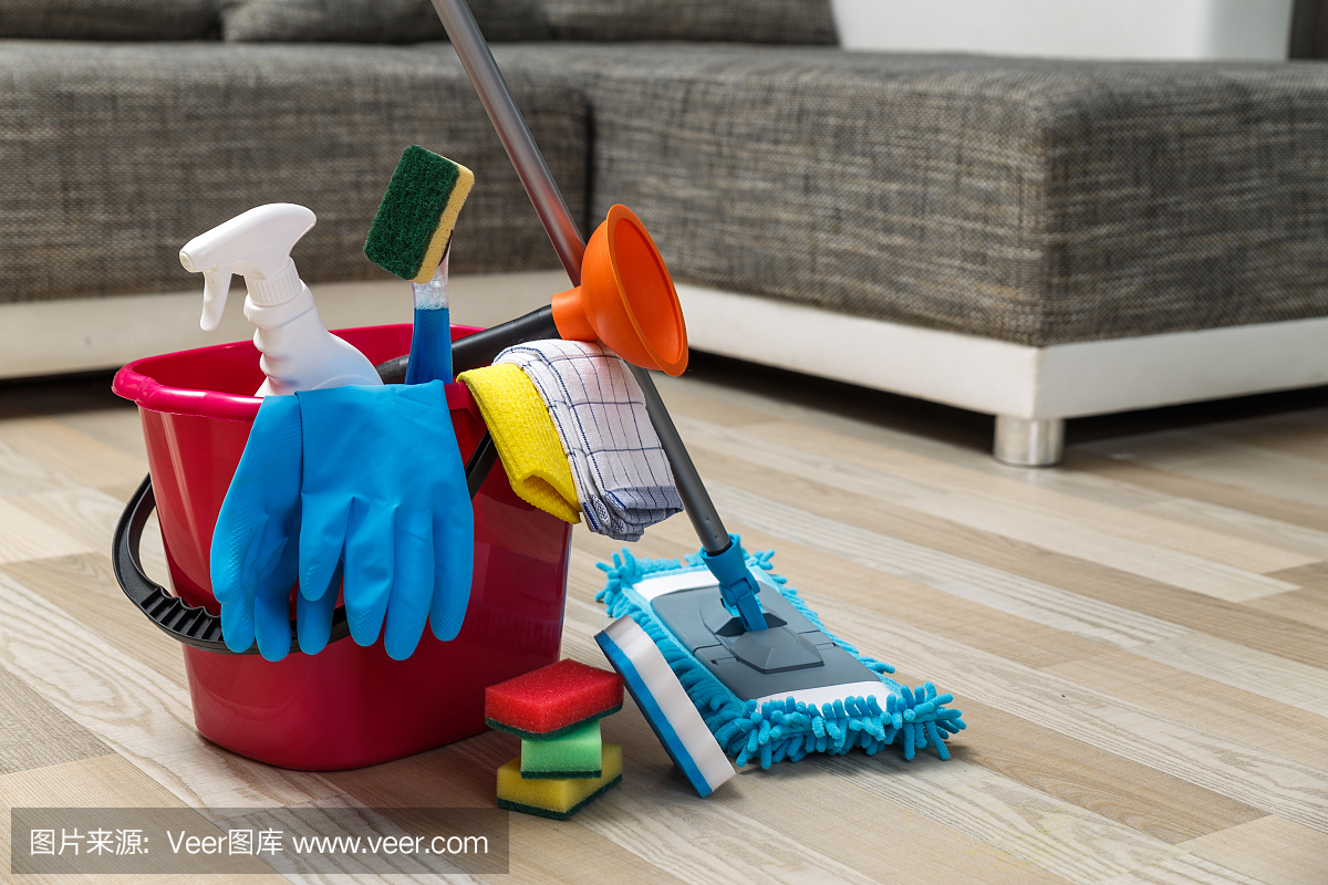 清潔服務。海綿,化學品和拖把。