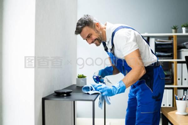 專業(yè)的清潔工辦公室清潔服務(wù)。